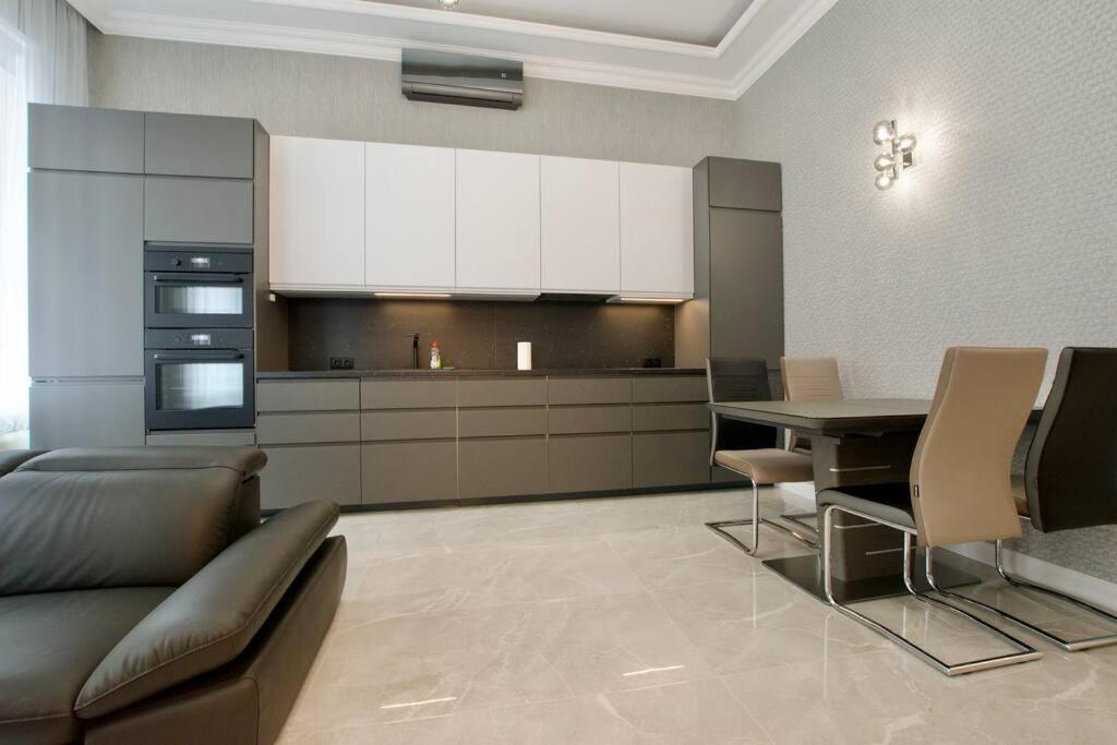 Premium By Hi5 - 2 Bedroom In The Center *